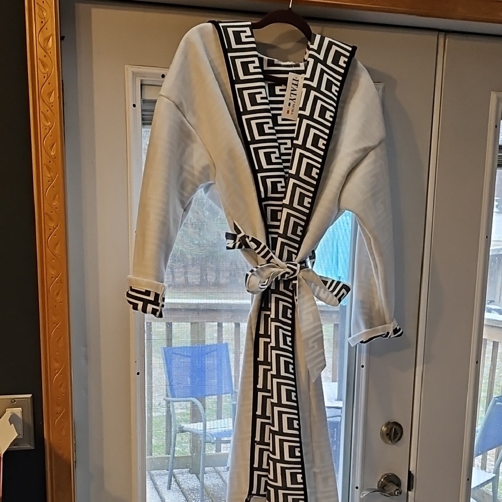 Moda Black and White Geometric Robe
